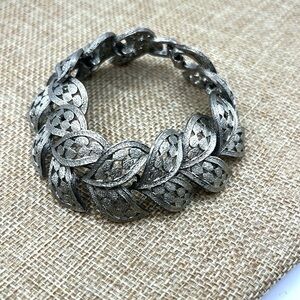 Vintage Silver Tone Leaf Pattern Bracelet Signed Judy Lee fold over clasp